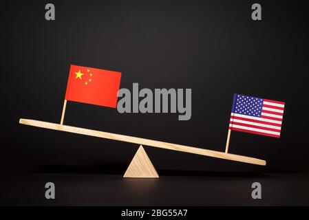 Kampf um die Führung zweier Volkswirtschaften. Handels- und Wirtschaftskrieg der USA und Chinas. Beziehungen zwischen China und den Vereinigten Staaten Stockfoto