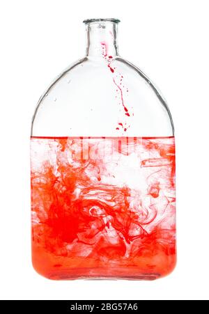 Roter Farbstoff löst sich in Wasser in Glasflasche auf weißem Hintergrund isoliert Stockfoto