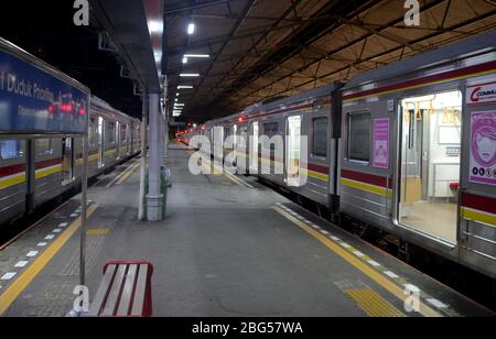 Leere Bahnsteig- und Zugwaggons am Abend im Bahnhof Bogor. Stockfoto