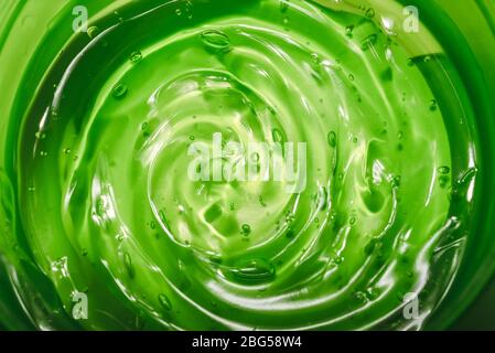 Kosmetikgel von Aloe Vera. Gelstruktur mit Blasen auf isoliertem weißem Hintergrund. Konzept der Naturkosmetik. Nahaufnahme, Makro Stockfoto