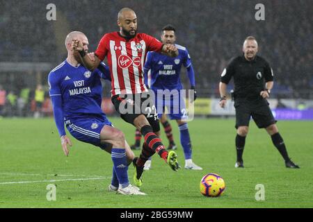 CARDIFF, WALES Nathan Redmond aus Southampton hält am Samstag, den 8. Dezember 2018, im Cardiff City Stadium in Cardiff während des Premier League-Spiels zwischen Cardiff City und Southampton Aron Gunnarsson ab. (Quelle: Mark Fletcher, Mi News) Stockfoto