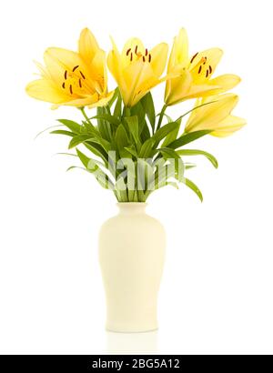 Schöne orange Lilien in Vase, isoliert auf weiß Stockfoto