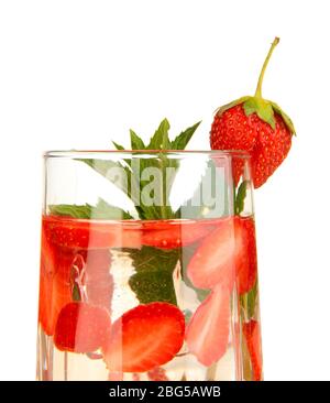 Glas Fruchtgetränk mit Eiswürfeln auf weiß isoliert Stockfoto