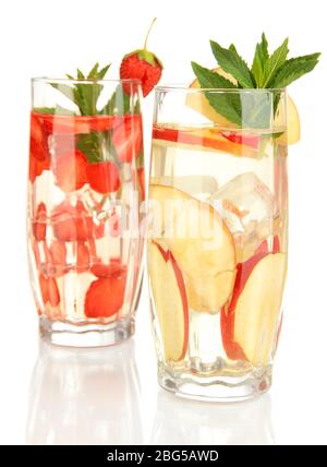 Gläser von Fruchtgetränken mit Eiswürfeln auf weiß isoliert Stockfoto