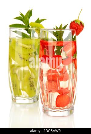 Gläser von Fruchtgetränken mit Eiswürfeln auf weiß isoliert Stockfoto