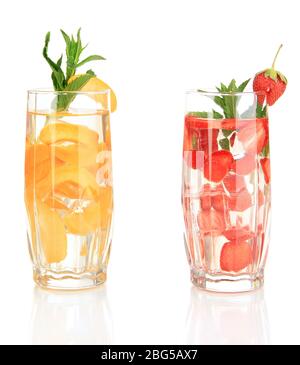 Gläser von Fruchtgetränken mit Eiswürfeln auf weiß isoliert Stockfoto