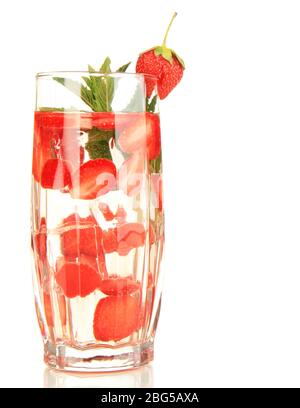 Glas Fruchtgetränk mit Eiswürfeln auf weiß isoliert Stockfoto