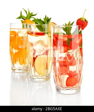 Gläser von Fruchtgetränken mit Eiswürfeln auf weiß isoliert Stockfoto