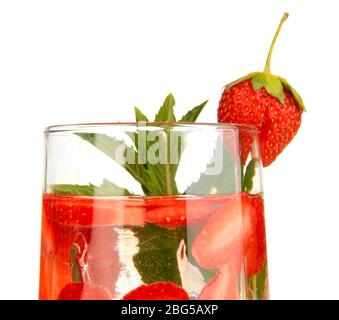 Glas Fruchtgetränk mit Eiswürfeln auf weiß isoliert Stockfoto