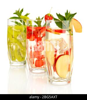 Gläser von Fruchtgetränken mit Eiswürfeln auf weiß isoliert Stockfoto