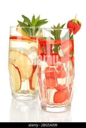 Gläser von Fruchtgetränken mit Eiswürfeln auf weiß isoliert Stockfoto
