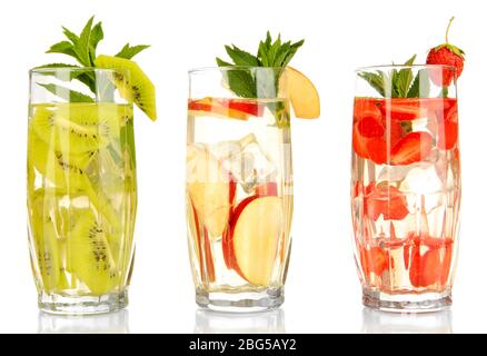 Gläser von Fruchtgetränken mit Eiswürfeln auf weiß isoliert Stockfoto