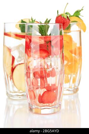 Gläser von Fruchtgetränken mit Eiswürfeln auf weiß isoliert Stockfoto