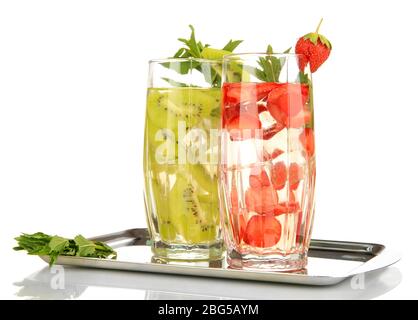 Gläser von Fruchtgetränken mit Eiswürfeln auf weiß isoliert Stockfoto