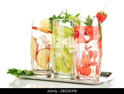 Gläser von Fruchtgetränken mit Eiswürfeln auf weiß isoliert Stockfoto