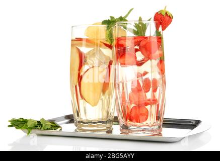 Gläser von Fruchtgetränken mit Eiswürfeln auf weiß isoliert Stockfoto