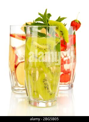 Gläser von Fruchtgetränken mit Eiswürfeln auf weiß isoliert Stockfoto
