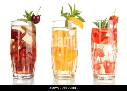 Gläser von Fruchtgetränken mit Eiswürfeln auf weiß isoliert Stockfoto