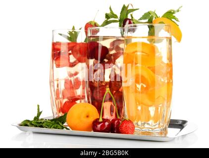 Gläser von Fruchtgetränken mit Eiswürfeln auf weiß isoliert Stockfoto
