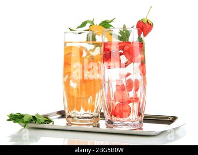 Gläser von Fruchtgetränken mit Eiswürfeln auf weiß isoliert Stockfoto