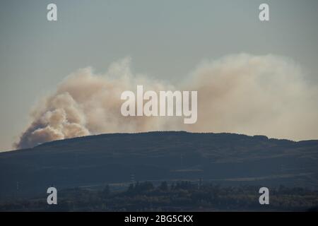 Lennoxtown, Großbritannien. April 2020. Im Bild: Riesige Rauchwolken bilden ein gewaltiges Waldfeuer, das wie außer Kontrolle scheint und über den Kilpatrick-Hügeln in Glasgow brennt. Quelle: Colin Fisher/Alamy Live News Stockfoto