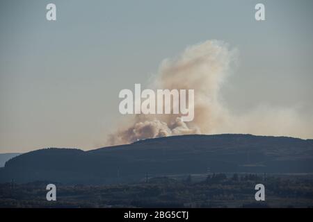 Lennoxtown, Großbritannien. April 2020. Im Bild: Riesige Rauchwolken bilden ein gewaltiges Waldfeuer, das wie außer Kontrolle scheint und über den Kilpatrick-Hügeln in Glasgow brennt. Quelle: Colin Fisher/Alamy Live News Stockfoto