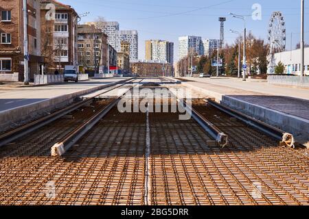 Perm, Russland - 15. April 2020: Der Bau des Straßenbahnnetzes wurde wegen Quarantäne während der COVID-19 Pandemie ausgesetzt; unfertige Schienen auf einer BA Stockfoto