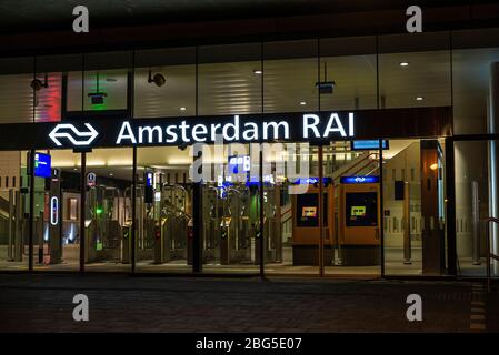 Amsterdam, Niederlande - 7. September 2018: Niemand am Eingang des Amsterdam RAI Bahnhofs bei Nacht in Amsterdam, Niederlande Stockfoto