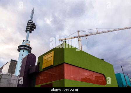 Amsterdam, Niederlande - 7. September 2018: Telekommunikationsturm und moderne Gebäude in Amsterdam, Niederlande Stockfoto