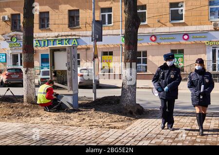 Perm, Russland - 15. April 2020: Polizei und Reparaturdienste arbeiten weiterhin auf leeren Straßen während der Quarantäne wegen der Coronavirus-Pandemie Stockfoto