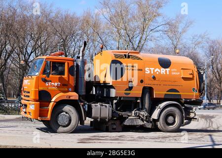 Perm, Russland - 15. April 2020: Große orange Straßenkehrmaschine auf Basis von KAMAZ in der Frühlingsstraße Stockfoto