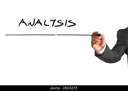 Hand eines Mannes, der Analyse auf einem virtuellen Bildschirm mit einem Markierungsstift mit Copyspace unten schreibt. Stockfoto