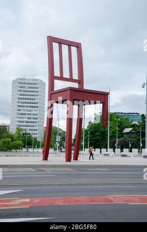 Der kaputte Stuhl, monumentale Holzskulptur vor dem Büro der Vereinten Nationen, Genf, Schweiz Stockfoto