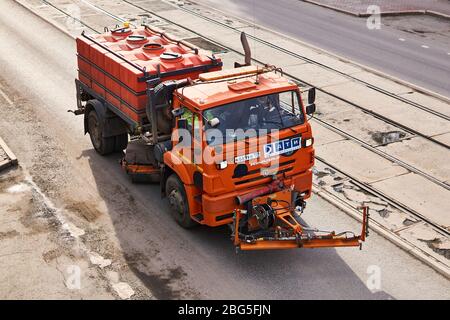 Perm, Russland - 19. April 2020: Orangefarbene Bewässermaschine auf Basis von KAMAZ auf der Straße, Draufsicht Stockfoto