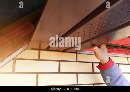 Nahaufnahme der Traufe, die in neu gebauten Häusern hängen.2020 Stockfoto