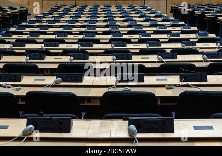 Muster aus leeren Stühlen und Schreibtischen in der Generalversammlung, Assemblée Générale, Büro der Vereinten Nationen, Genf, Schweiz Stockfoto