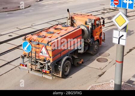 Perm, Russland - 19. April 2020: Orangefarbene Bewässermaschine auf Basis von KAMAZ auf der Straße, Draufsicht Stockfoto