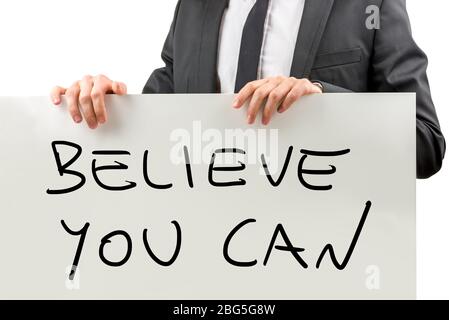 Persönliche Motivator hält Whiteboard mit glauben, Sie können auf sie unterzeichnen. Stockfoto