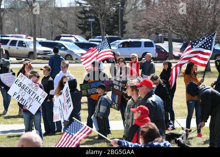 Bürger mit Flaggen und Zeichen protestieren am Montag, den 20. April 2020, vor dem North Dakota State Capitol in Bismarck, North Dakota. Die Demonstranten kritisierten die Schließung der Wirtschaft des Staates und forderten den Gouverneur von North Dakota Doug Bergum auf, die North Dakotans wieder an die Arbeit zu bringen. Russell Hons/CSM Stockfoto