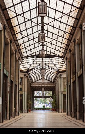 Arsaki Galerie in Athen, zwischen Panepistimiou und Stadiou Straßen, völlig leer, während der offiziellen Sperrung, wegen Coronavirus Ausbruch. Stockfoto