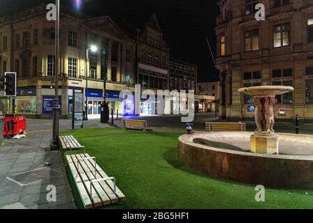 Cheltenham High Street in der Nacht während der landesweiten Sperrung des Coronavirus. Stockfoto