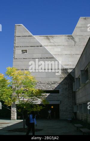 Starke Schatten aus der Ives Hall an der Cornell University Stockfoto