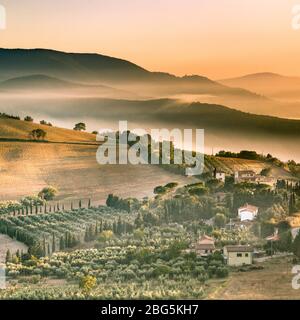 Detail des toskanischen Dorflebens in der Toskana Landschaft in der Nähe von Florenz an einem Foggy Morgen, Italien Stockfoto