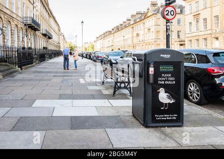 Recycling-Mülltonne für solarbetriebene Verdichter, Great Pulteney Street, Bath, Somerset, England, GB, Großbritannien Stockfoto