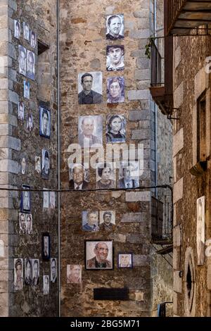 Porträts von Mogarraz. Bilder von Nachbarn Vergangenheit und Gegenwart bewachen die Straßen dieses charmanten Alpendorfes. Stockfoto