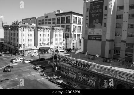 Blick auf San Francisco Schilder für Senioren Gebäude Autos Hotel Hotel Architektur Restaurant Flachdach Himmel heiße Stadt USA Poster Stockfoto