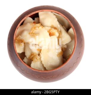 Leckere Knödel mit gebratener Zwiebel in braunem Topf, isoliert auf weiß Stockfoto