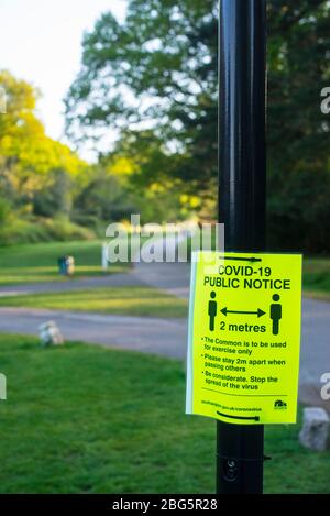 Soziale Distanz: Ein Schild auf Southampton Common, das den Besuchern rät, mindestens zwei Meter voneinander entfernt zu bleiben, um die Ausbreitung des Covid-19-Virus zu verhindern Stockfoto