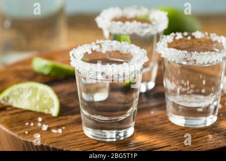 Alkoholische Tequila Shots mit Limette und Salz Stockfoto