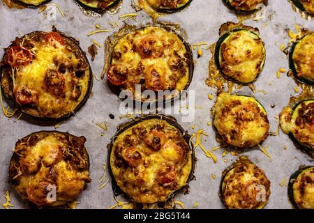 Gesündere Alternative für Pizza kleine runde Zucchini und Eierboden mit Käse und Tomaten Stockfoto